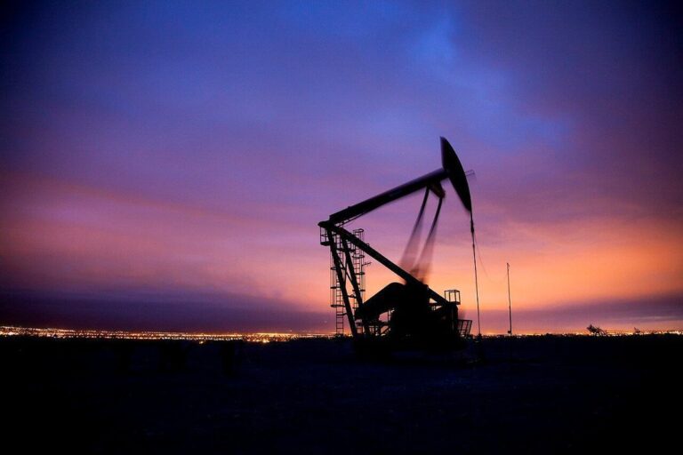 Gráfico de precios del petróleo en alza con barriles de crudo