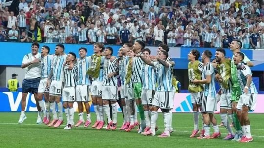 Bandera argentina ondeando en un estadio durante el Mundial 2026