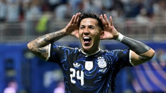 Enzo Fernández celebrando el gol del empate de Argentina