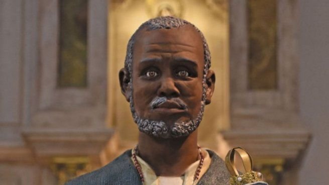 Imagen de la Virgen de Luján junto a una representación del 'Negro Manuel'