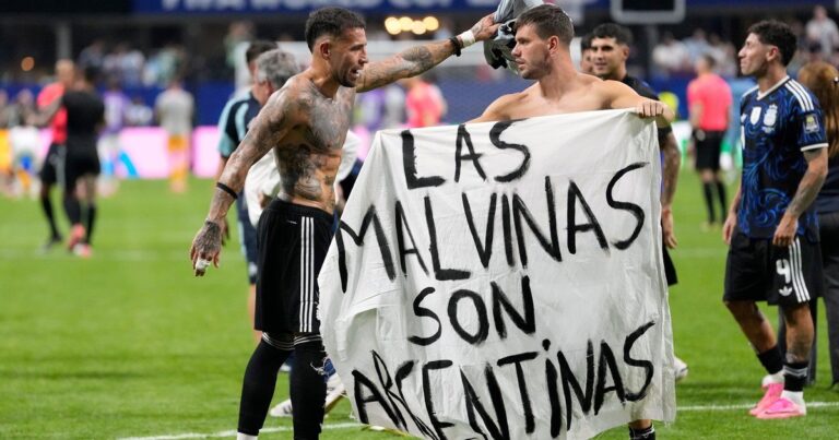 Jugadores de la Selección argentina exhibiendo una bandera de las Islas Malvinas durante el Mundial