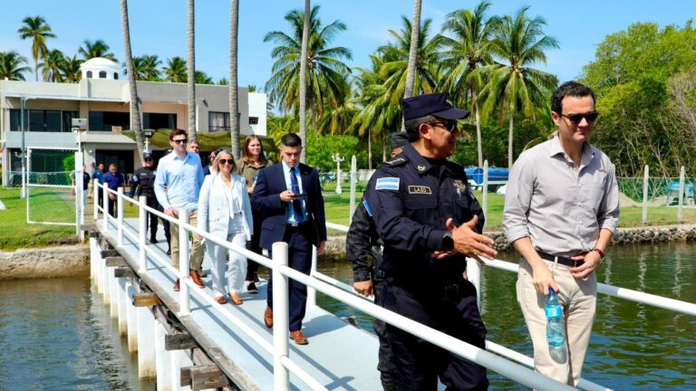 Operativo de la unidad STORM de la Policía Nacional Civil de El Salvador en rutas marítimas