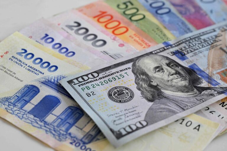 Gráfico de bonos y monedas sobre un escritorio