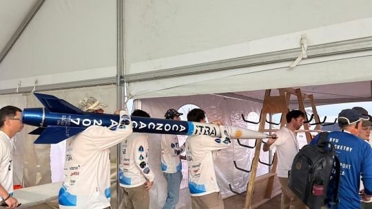 Estudiantes del ITBA Rocketry Team con el cohete Aconcagua