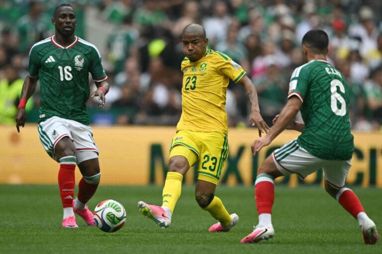 Jayden Adams, futbolista sudafricano, en un partido con la selección de Sudáfrica