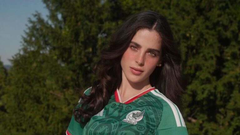 Fátima Bosch con la bandera de México en un evento