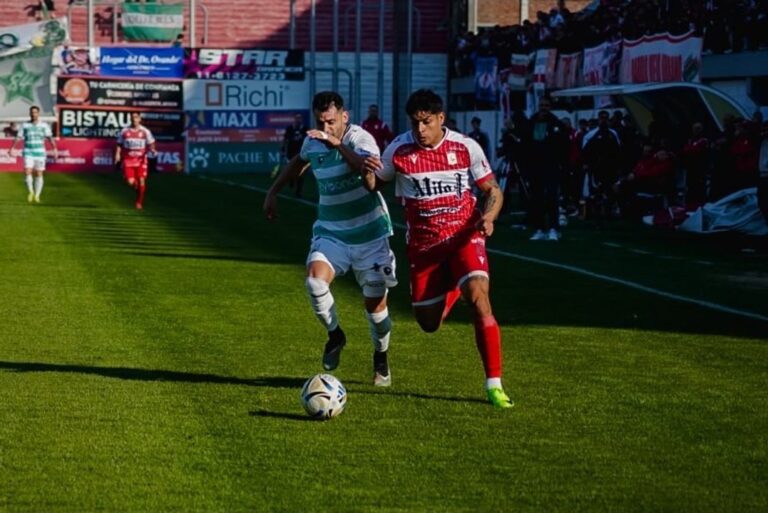 Jugadores de Ferro y Morón durante el partido en el Nuevo Francisco Urbano