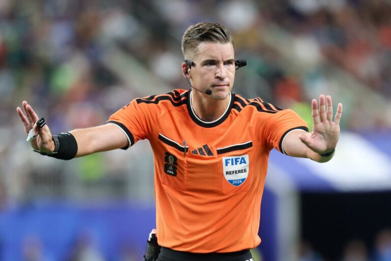 Árbitro François Letexier durante un partido de fútbol