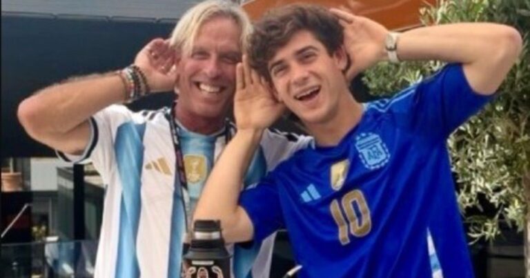 Franco Colapinto con casaca de la Selección Argentina en el paddock de la F1