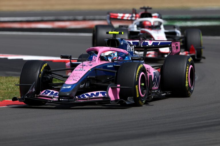Franco Colapinto conduciendo su Alpine en el Gran Premio de Inglaterra en Silverstone