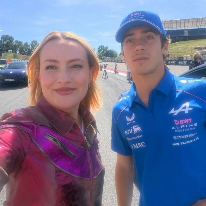 Franco Colapinto sonriendo junto a Amelia Dimoldenberg en el set de Princess Passenger