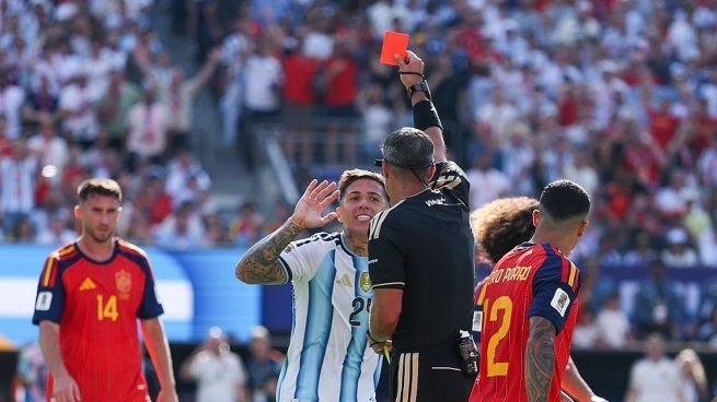 Tarjeta roja mostrada por un árbitro en una final de fútbol