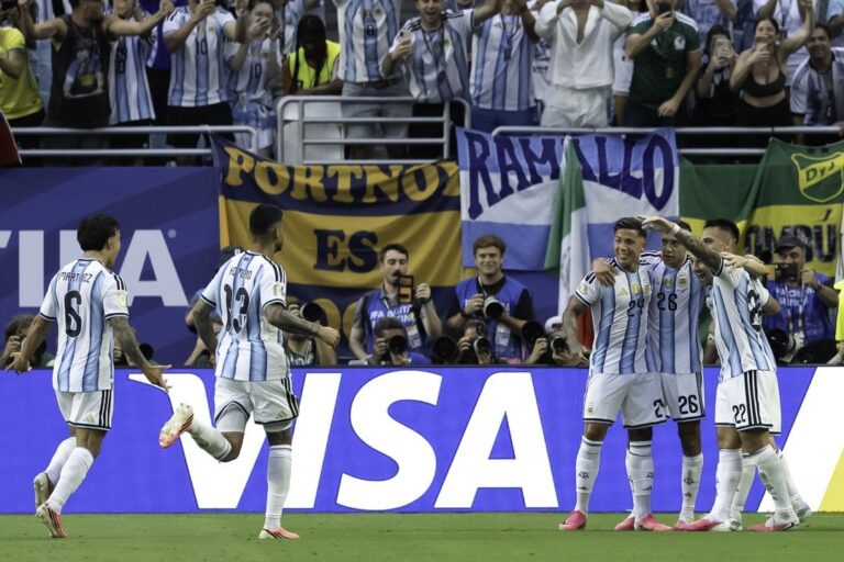 Jugadores de la selección argentina celebrando un gol durante el partido contra Cabo Verde en el Mundial 2026