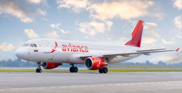 Avión de Avianca en aeropuerto