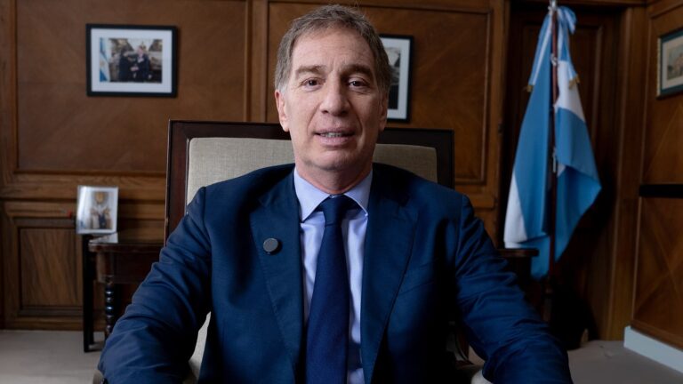 Diego Santilli junto a funcionarios en la Casa Rosada