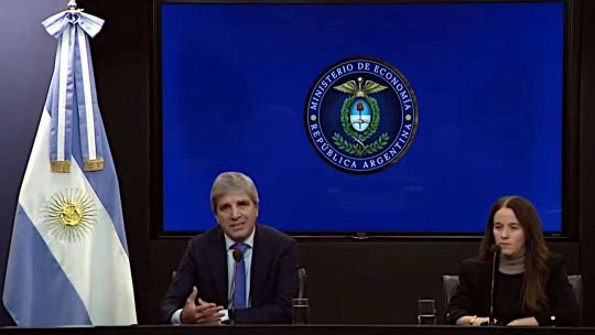 Luis Caputo, ministro de Economía, en una conferencia de prensa