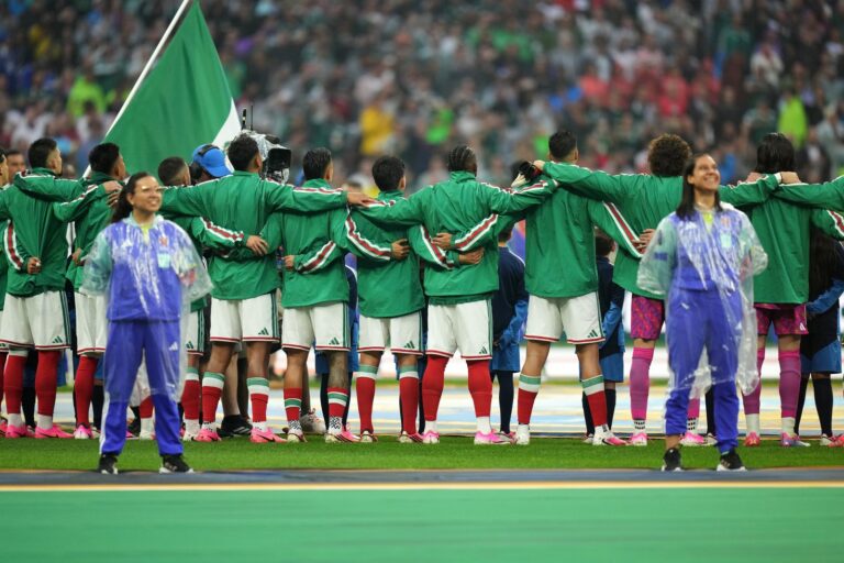 Guillermo Ochoa con la camiseta de la selección mexicana