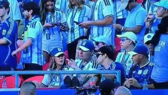 Gustavo Valdés en el estadio de Kansas City durante el Mundial 2026, con anteojos de sol y camiseta de la Selección argentina