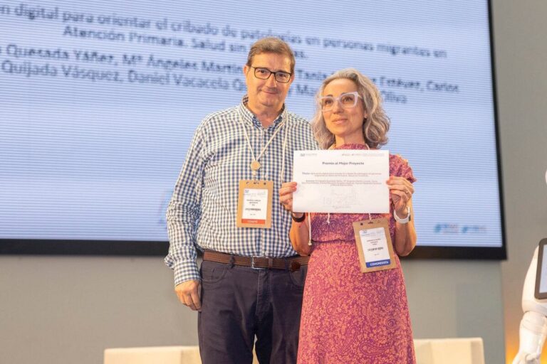 Doctora usando herramienta de IA para atención sanitaria de migrantes