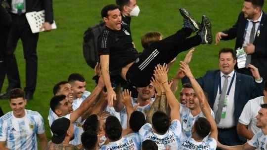 Hincha argentino en parrilla de Miami mostrando milanesa a caballo durante el Mundial 2026