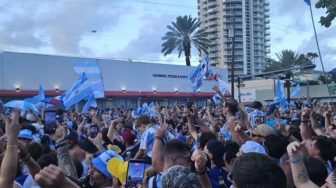 Hinchas argentinos con banderas y camisetas en las calles de Miami
