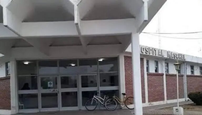Ambulancia en el exterior del Hospital Central Ramón Carrillo