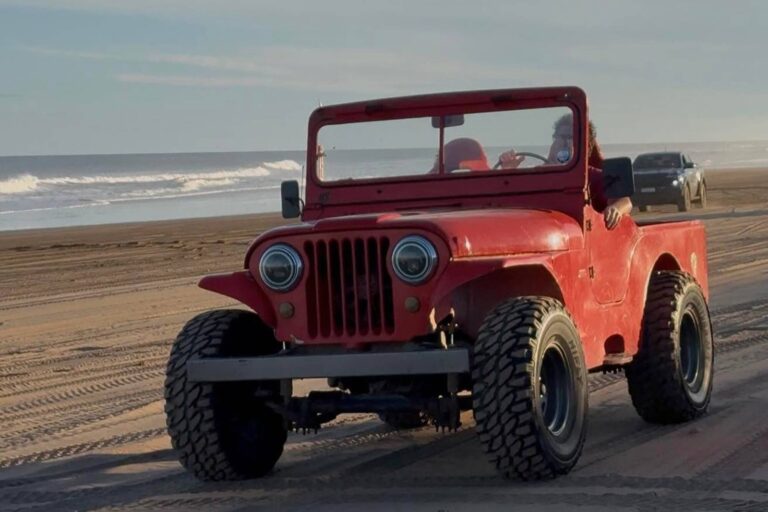 Jeep volcado en médanos de Necochea