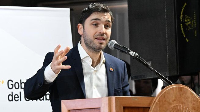 Ignacio Torres hablando durante la inauguración de la red de gas en Valle Chico