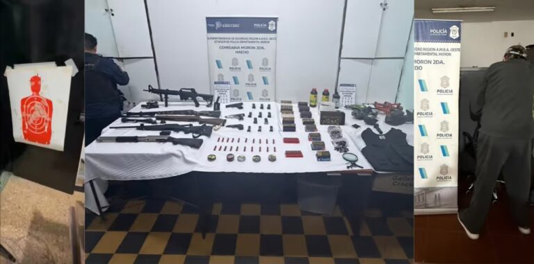 Policía durante allanamiento en Haedo donde se incautaron armas y municiones