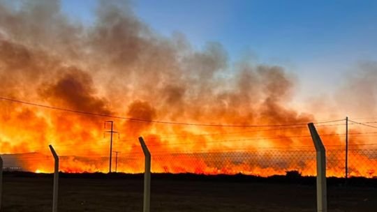 Bomberos trabajan en el control de un incendio de pastizales en barrio Docta, Córdoba