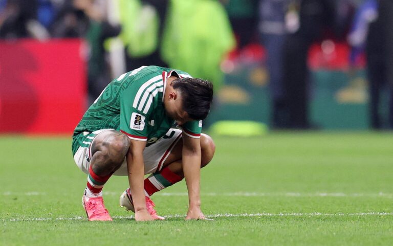 Jugadores de México e Inglaterra en el Estadio Azteca durante el partido de octavos de final del Mundial 2026
