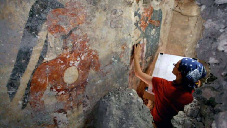 Inscripción maya con glifos del Texto 19 en el yacimiento de Xultún