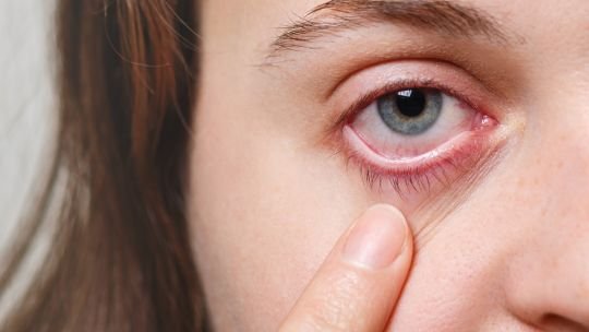 Persona frente a una computadora con calefacción encendida en invierno