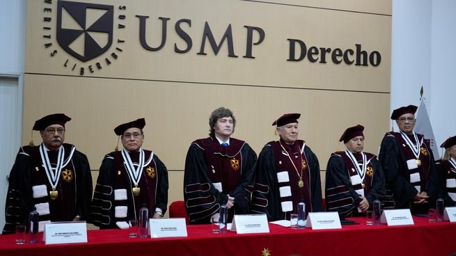 Javier Milei durante la ceremonia de entrega del Doctor Honoris Causa en la Universidad de San Martín de Porres