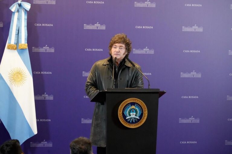 Javier Milei en la Casa Rosada junto a funcionarios