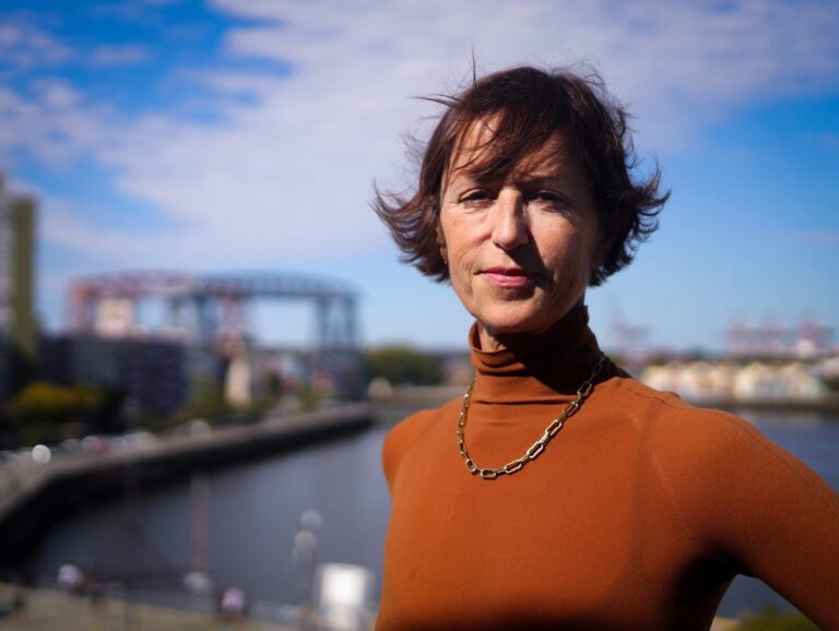 Jessica Morgan frente al puente Nicolás Avellaneda en Buenos Aires