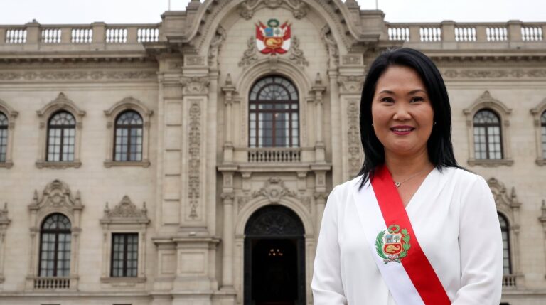 Keiko Fujimori durante la ceremonia de juramentación como presidenta de Perú en el Congreso