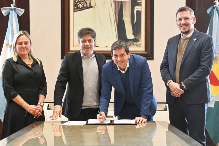 El gobernador Axel Kicillof y el presidente del Banco Provincia Juan Cuattromo firman contratos con intendentes