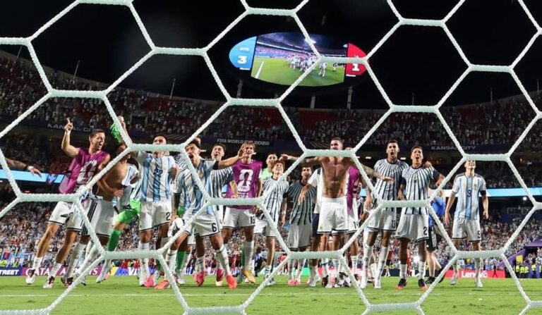 Jugadores de la Selección argentina celebrando con la canción La Cuarta Estrella