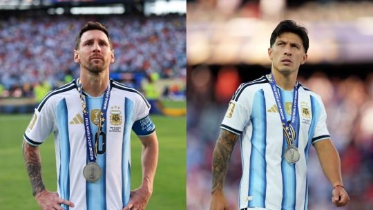 Lionel Messi y Lisandro Martínez posan con la camiseta de la Selección argentina