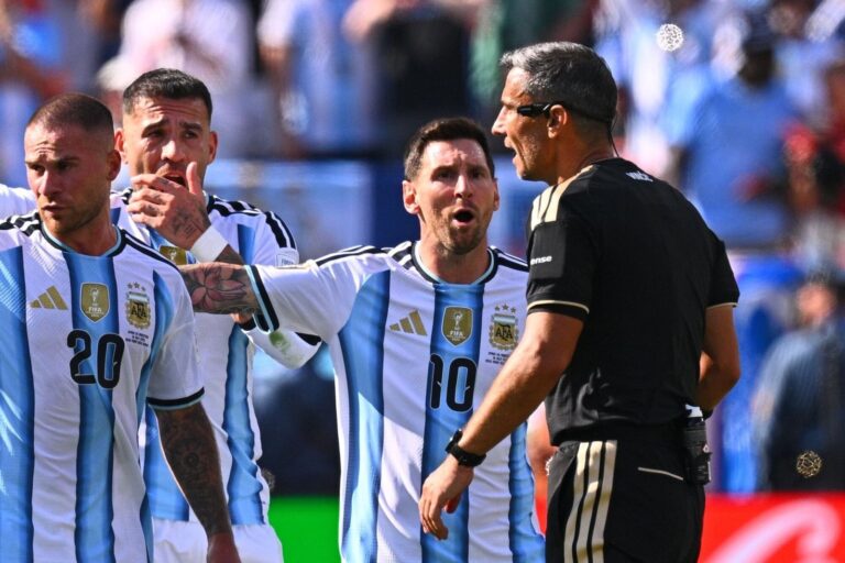 Lionel Messi reclama al árbitro Slavko Vinčić durante la final del Mundial contra España
