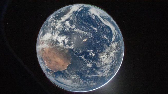 Representación artística de la Tierra vista desde el espacio con un reloj de 25 horas