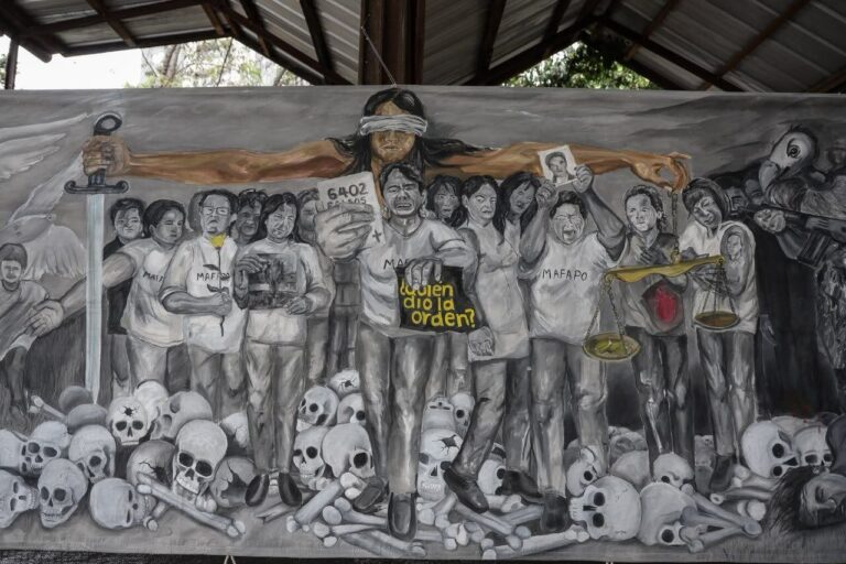 Madres de Mafapo durante la apertura de la exposición 6402+ Razones para no olvidar en Bogotá