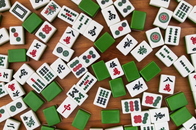 Fichas de mahjong sobre una mesa