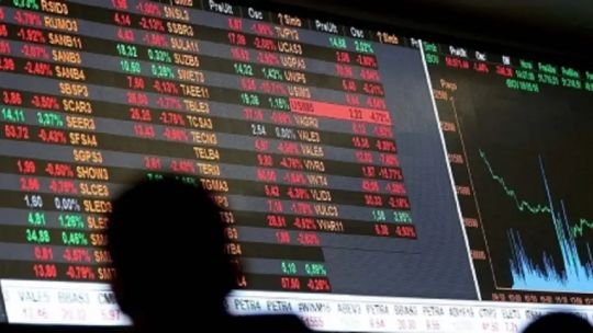 Gráfico de mercado de valores en baja con fondo de banderas de países
