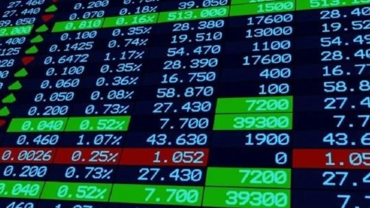 Gráfico de mercado financiero en alza con indicadores positivos