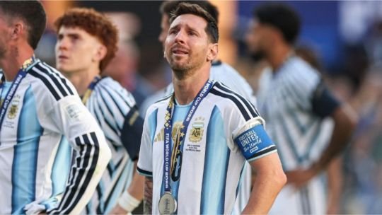 Lionel Messi sentado en el césped del MetLife Stadium tras la final del Mundial 2026