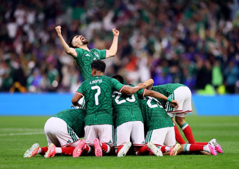 Jugadores de la Selección Mexicana celebrando un gol durante el partido contra Ecuador en el Mundial 2026