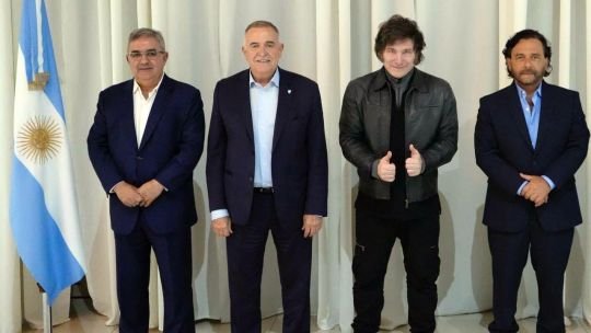 Javier Milei y Diego Santilli en una reunión de gabinete en Casa Rosada