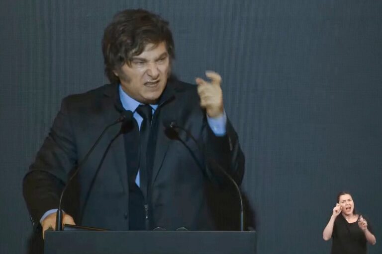 Diego Santilli y Javier Milei en acto de asunción como jefe de Gabinete